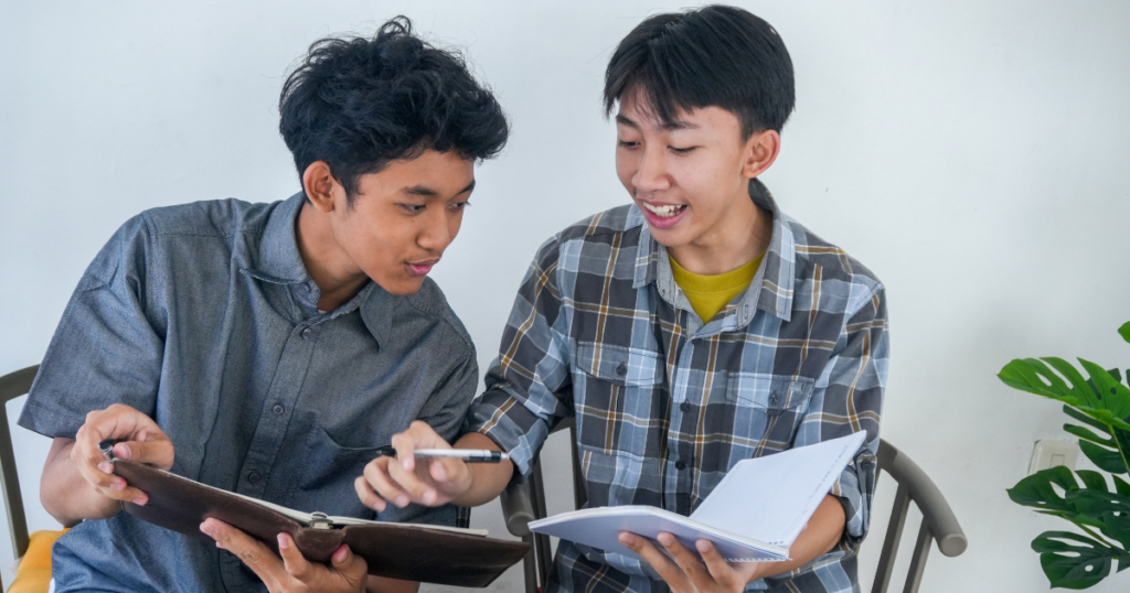 Domine a Matemática com o Método Feynman: Aprenda Ensinando dois jovens estudando